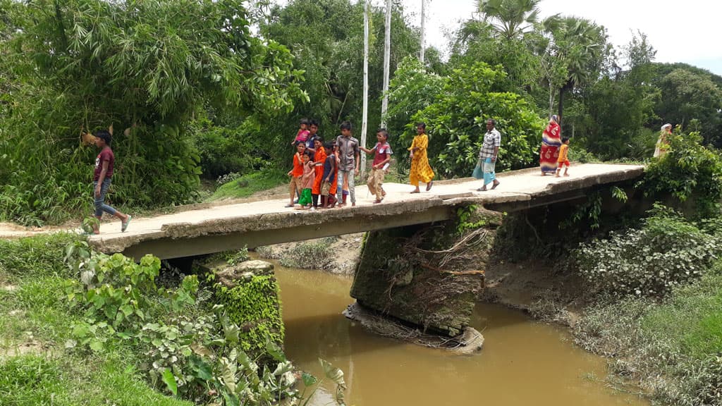 নড়বড়ে সেতু দিয়ে ঝুঁকি নিয়ে পারাপার