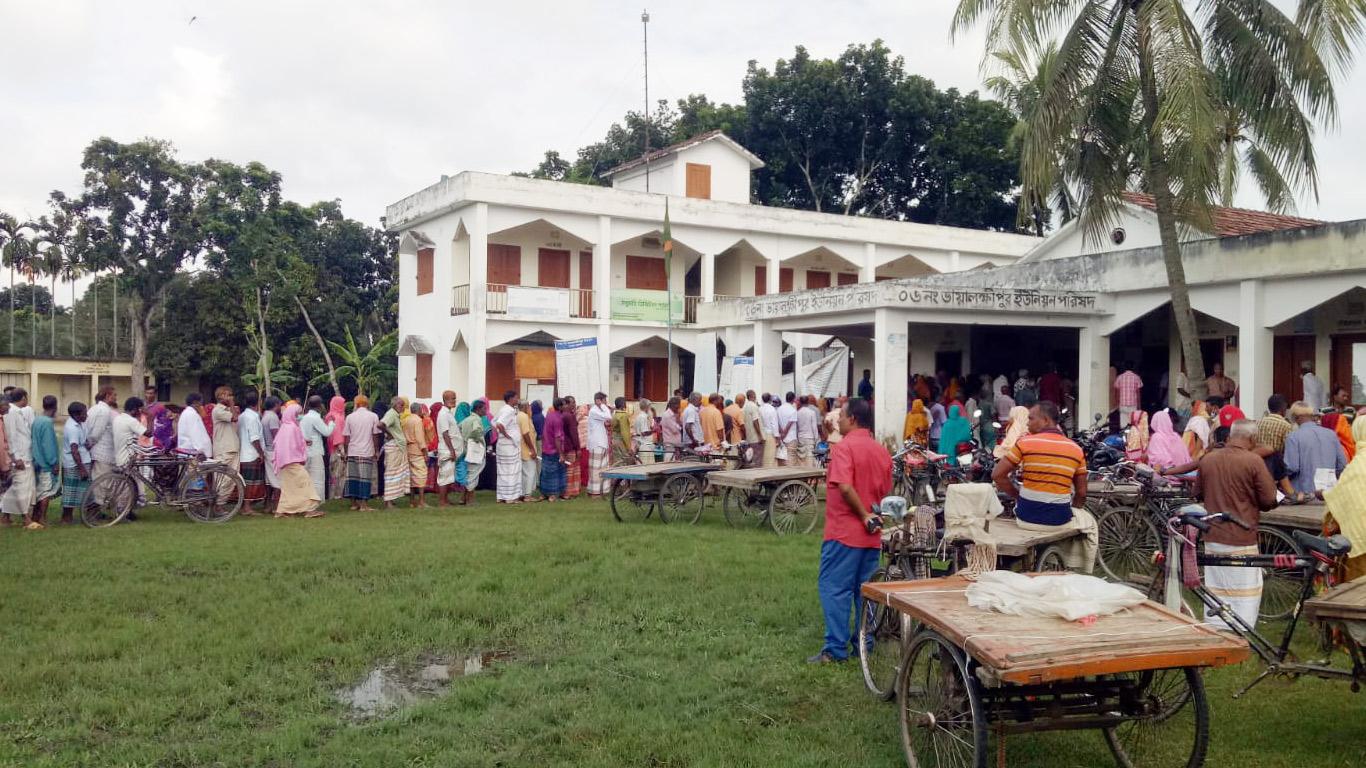 শহরে টিকা নেওয়ার লোক কম, গ্রামে উপচেপড়া ভিড়