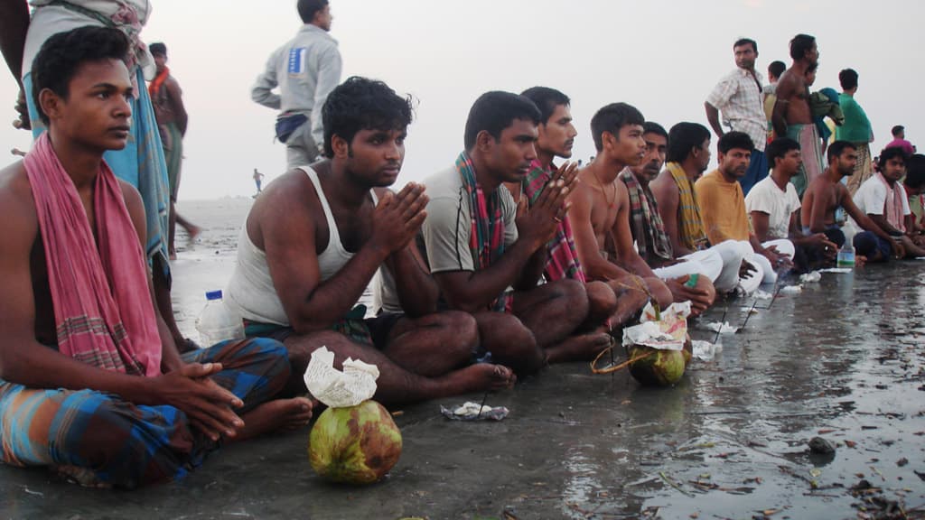 পুণ্যস্নানের মধ্য দিয়ে শেষ হলো রাস উৎসব