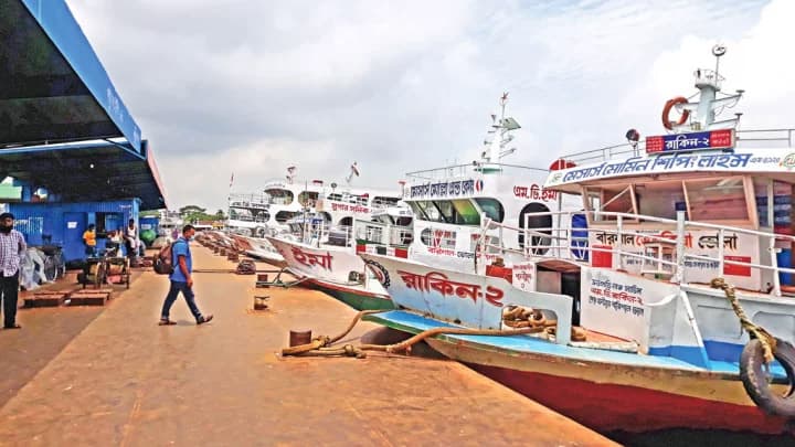 যাত্রী সংকটে আমতলী-ঢাকা রুটে লঞ্চ চলাচল বন্ধ, বিপাকে যাত্রীরা