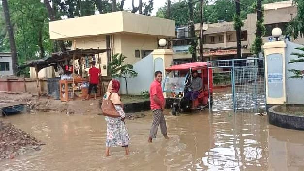 হাসপাতাল চত্বরে জলাবদ্ধতা দুর্ভোগে রোগী ও স্বজনেরা