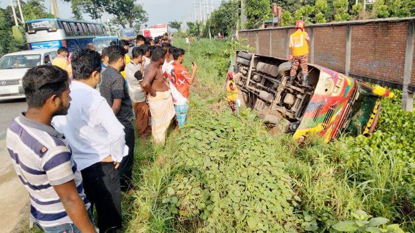 ট্রাকের ধাক্কায় বাস খাদে