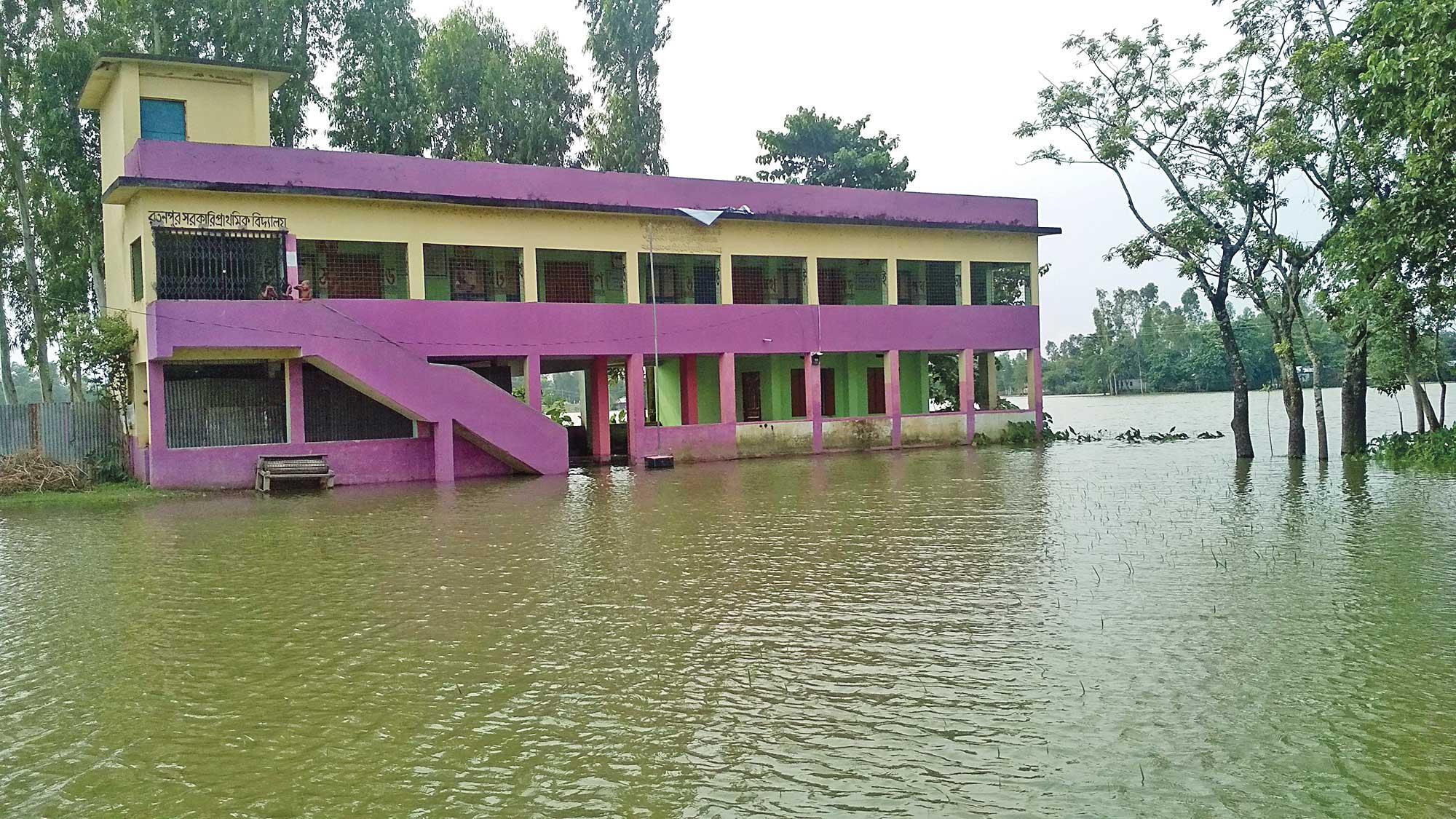 পানির সঙ্গে জনজীবনে দুর্ভোগও বাড়ছে