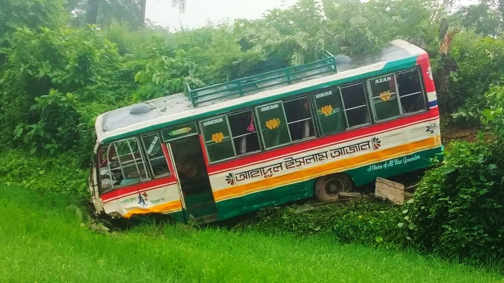 শ্রীপুরে নিয়ন্ত্রণ হারিয়ে বিদ্যুতের খুঁটিতে বাসের ধাক্কা, নিহত ১