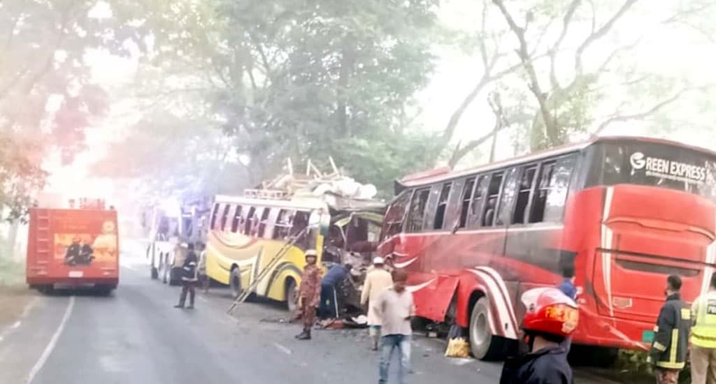 হঠাৎ লেন পরিবর্তন করায় ফরিদপুরে দুই বাসের সংঘর্ষ: পুলিশ 