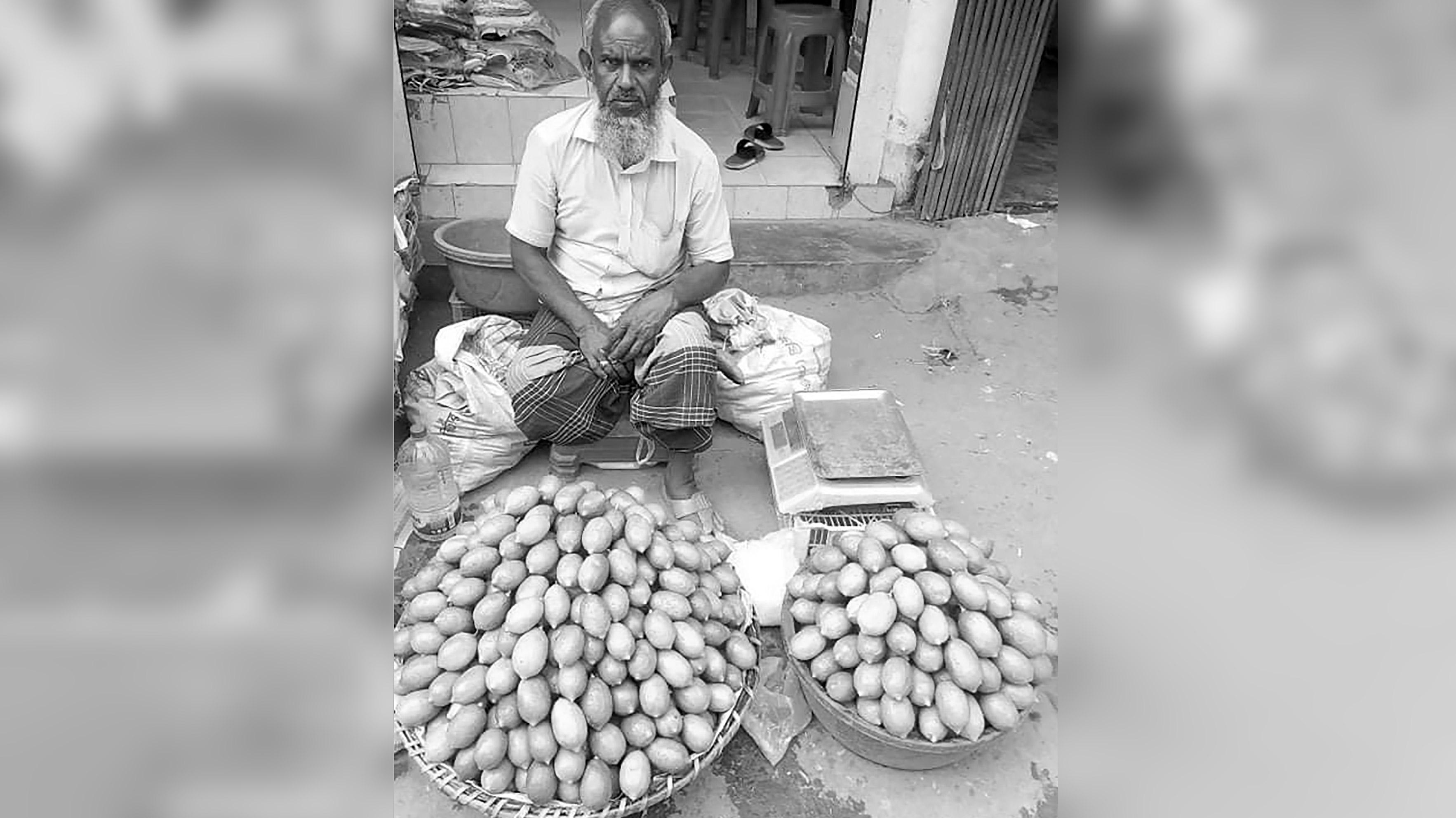 গুরুদাসপুরে লেবুর দাম আকাশ ছোঁয়া, ক্রেতার অসন্তোষ