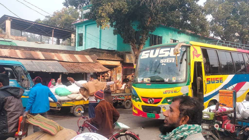 সড়কের ওপর হাট, ভোগান্তি