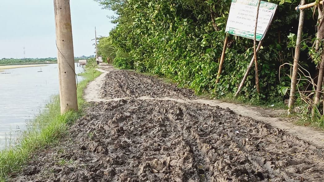 পাইকগাছায় রাস্তার বেহাল অবস্থা, দুর্ভোগে দেয়াড়া গ্রামের ৫ হাজার মানুষ