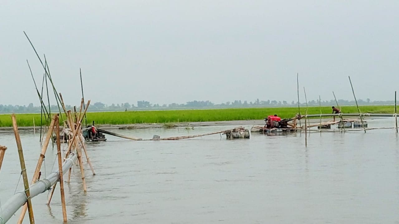 জলবায়ু পরিবর্তন প্রকল্পের নামে তিস্তায় বোমা মেশিন দিয়ে বালু উত্তোলন