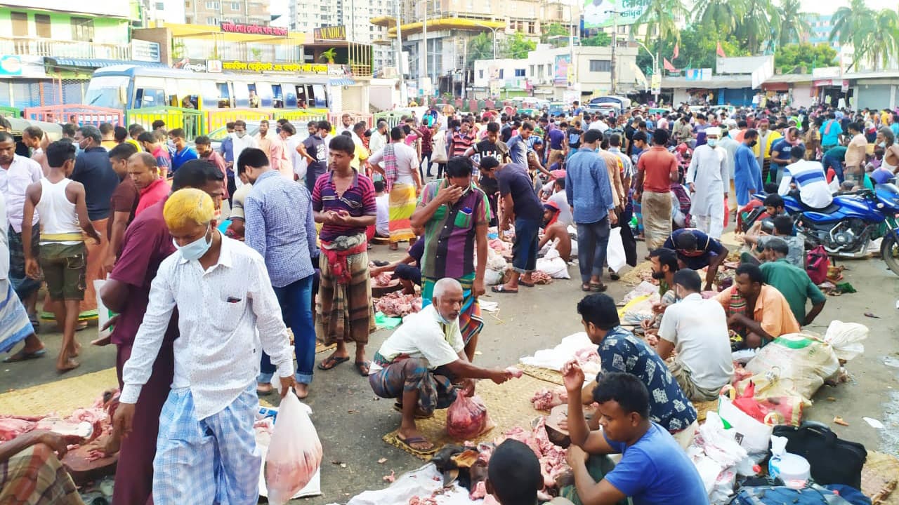 কোরবানির মাংসের ভাসমান হাটে নিম্ন আয়ের মানুষের ভিড়