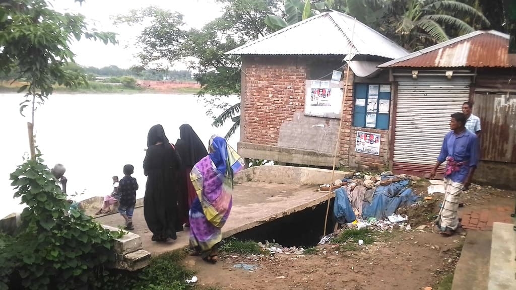 নদীর ঘাটের রাস্তায় ভাঙন পারাপারে বেড়েছে ভোগান্তি