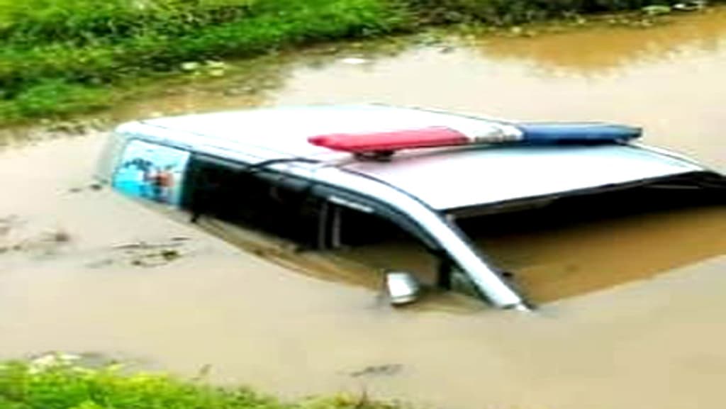 উল্লাপাড়ায় অ্যাম্বুলেন্স খাদে পড়ে এক যুবক নিহত