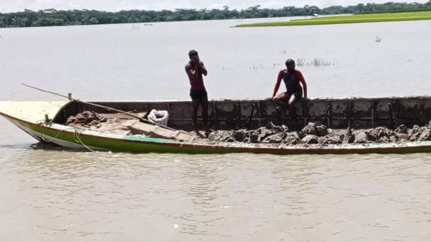 চরের মাটি যাচ্ছে ইটভাটায়