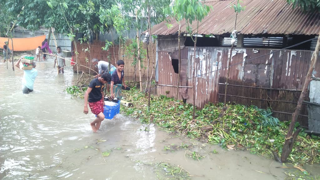 হু-হু করে বাড়ছে বানের পানি