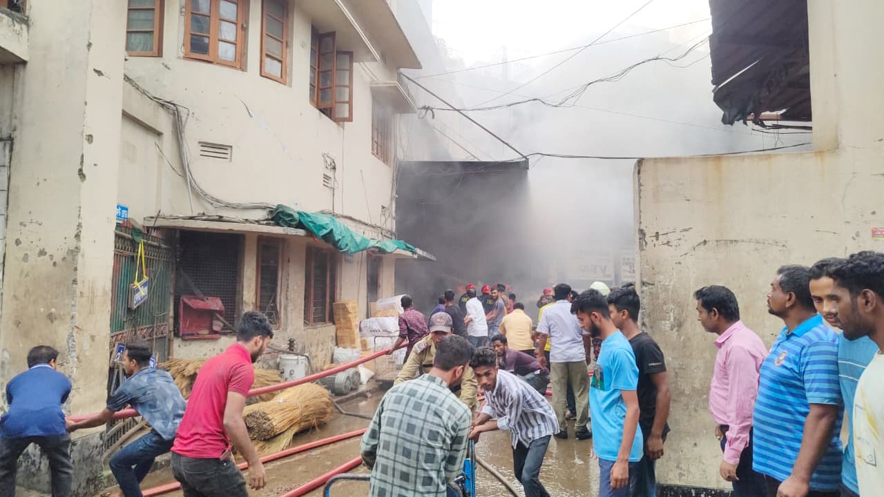 এসএ পরিবহন ভবনের আগুন এক ঘণ্টার মধ্যে নিয়ন্ত্রণে