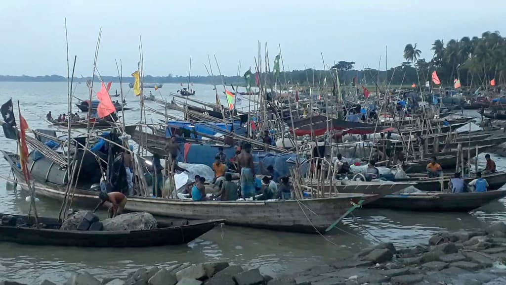 থেমে নেই জাটকা শিকার