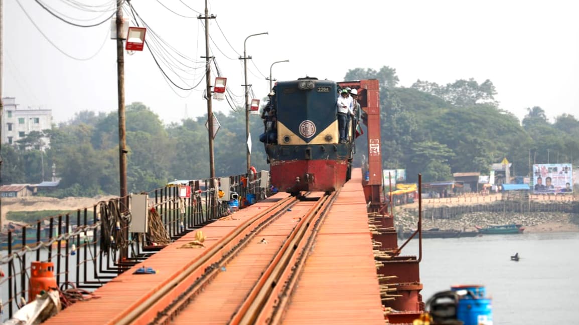 কালুরঘাট সেতু দিয়ে ট্রেনের তিন ইঞ্জিনের সফল ট্রায়াল রান