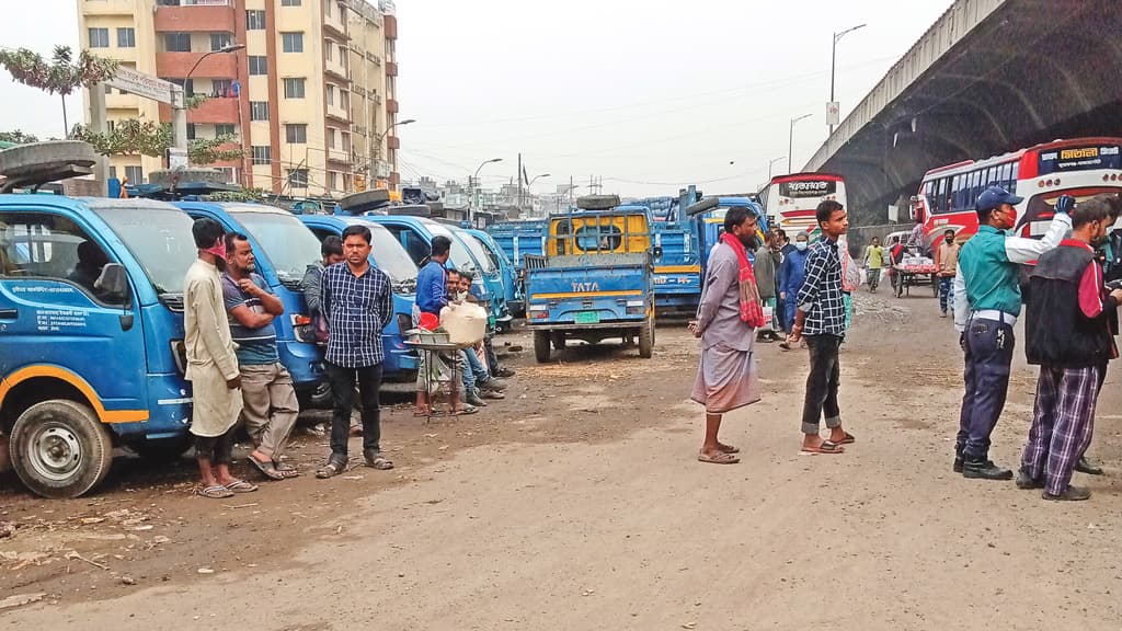 মহাসড়ক দখল করে  ট্রাকস্ট্যান্ড, চাঁদাবাজি