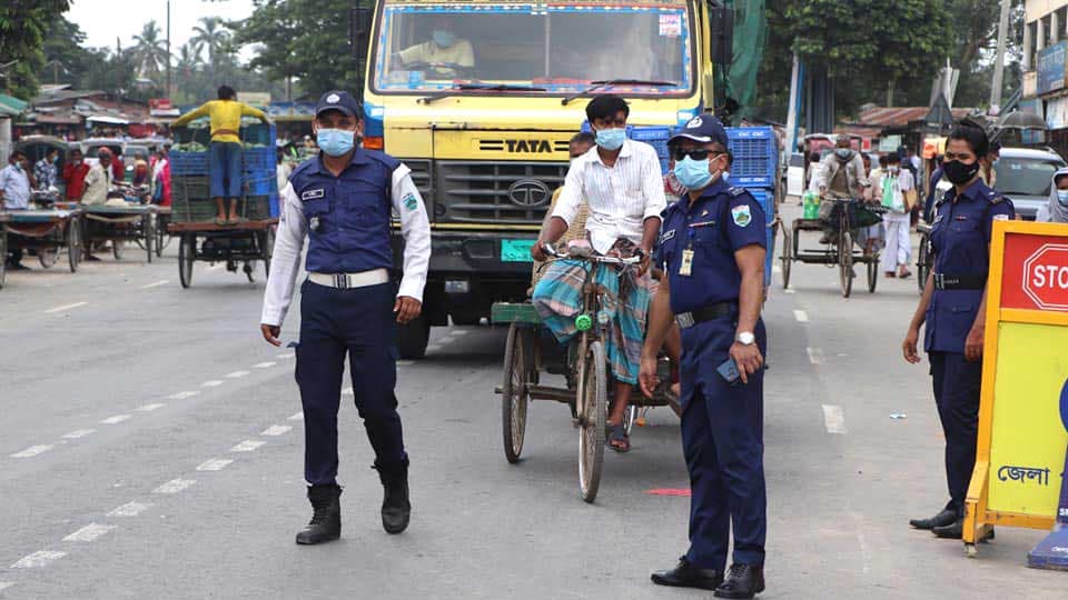 রাজশাহীতে বেড়েছে মানুষের চলাচল