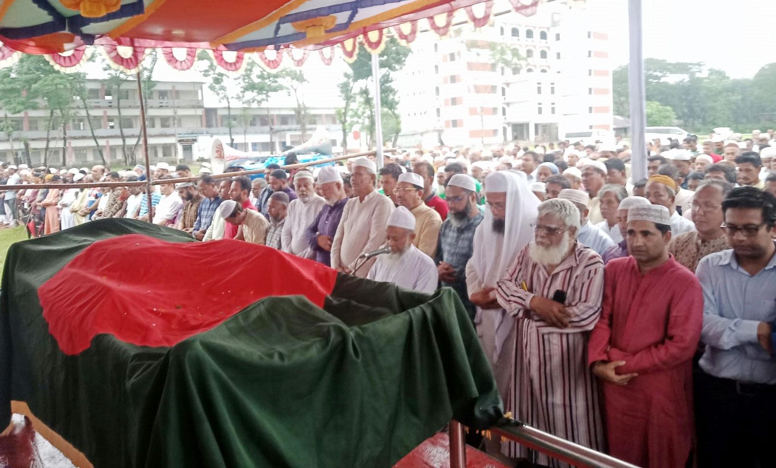 মায়ের শাড়ি জড়িয়ে কবরে শায়িত হলেন সিরাজুল আলম খান