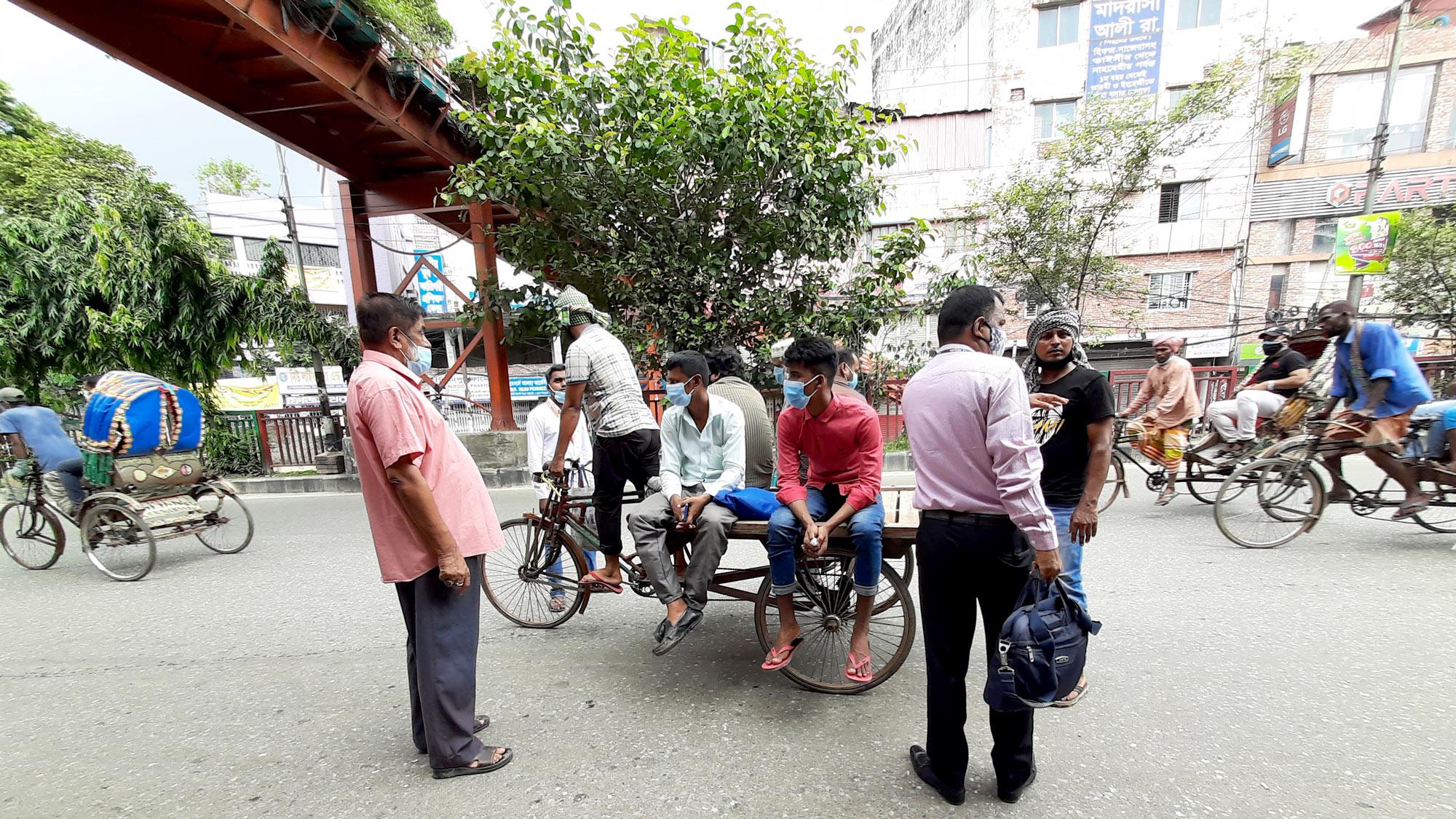 দুর্ভোগে পড়েছেন অফিসগামী যাত্রীরা 