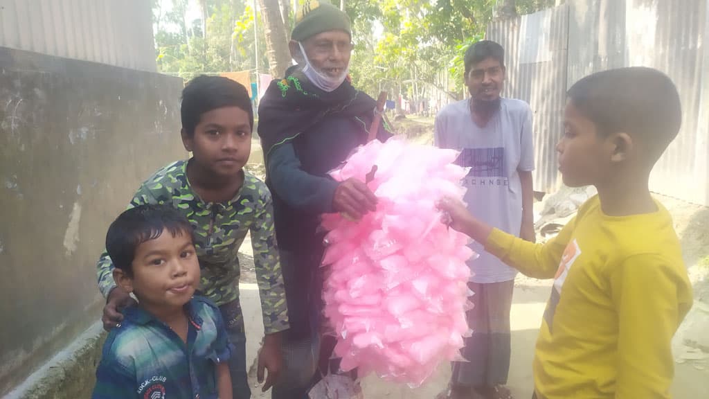 হাওয়াই মিঠাই নিয়ে ৪০ বছর ধরে ছুটে চলা