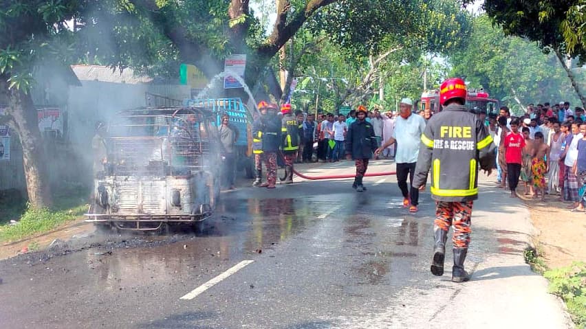 ঝিনাইগাতীতে চলন্ত সিএনজিচালিত অটোরিকশায় আগুন