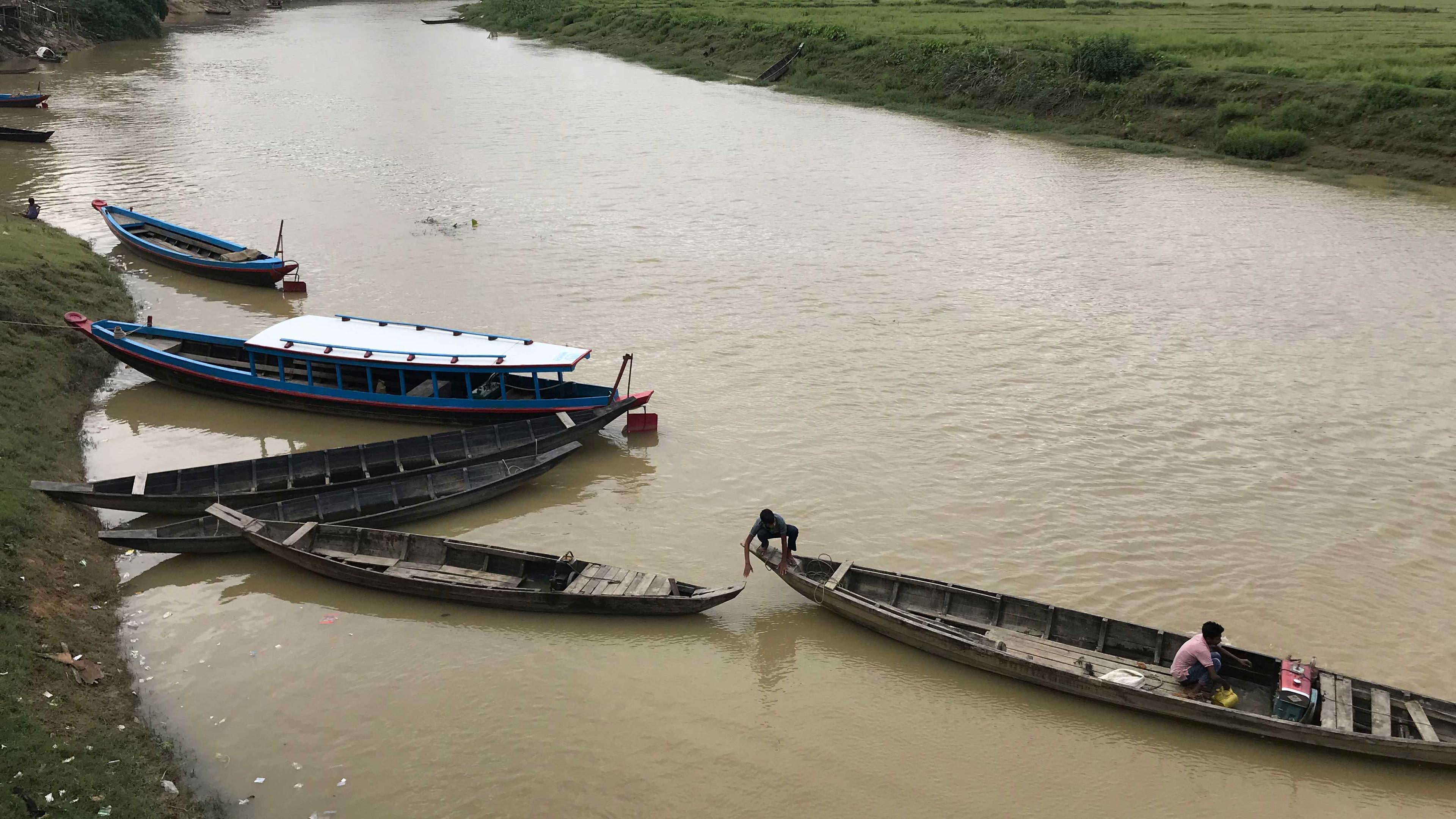 ঋণ নিয়ে চলছেন জেলেরা