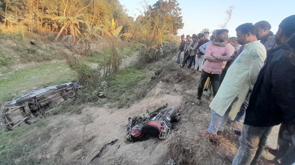 ঠাকুরগাঁও‌য়ে মোটরসাইকেলে অ্যাম্বুলেন্সের ধাক্কা, নিহত ২