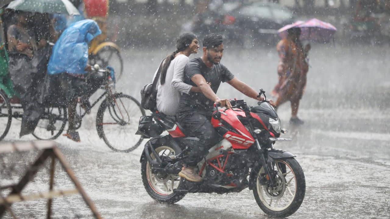 ঢাকায় ঝোড়ো হাওয়ার সঙ্গে একপশলা বৃষ্টি