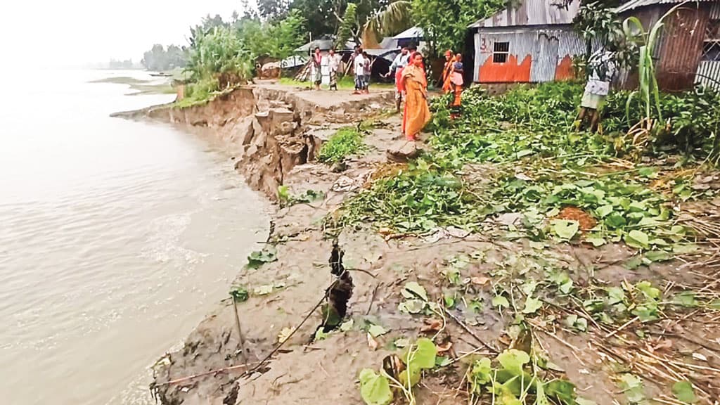 বন্যা পরিস্থিতি: বিশুদ্ধ পানি ও খাবার সংকটে ঘরে ফেরা মানুষ