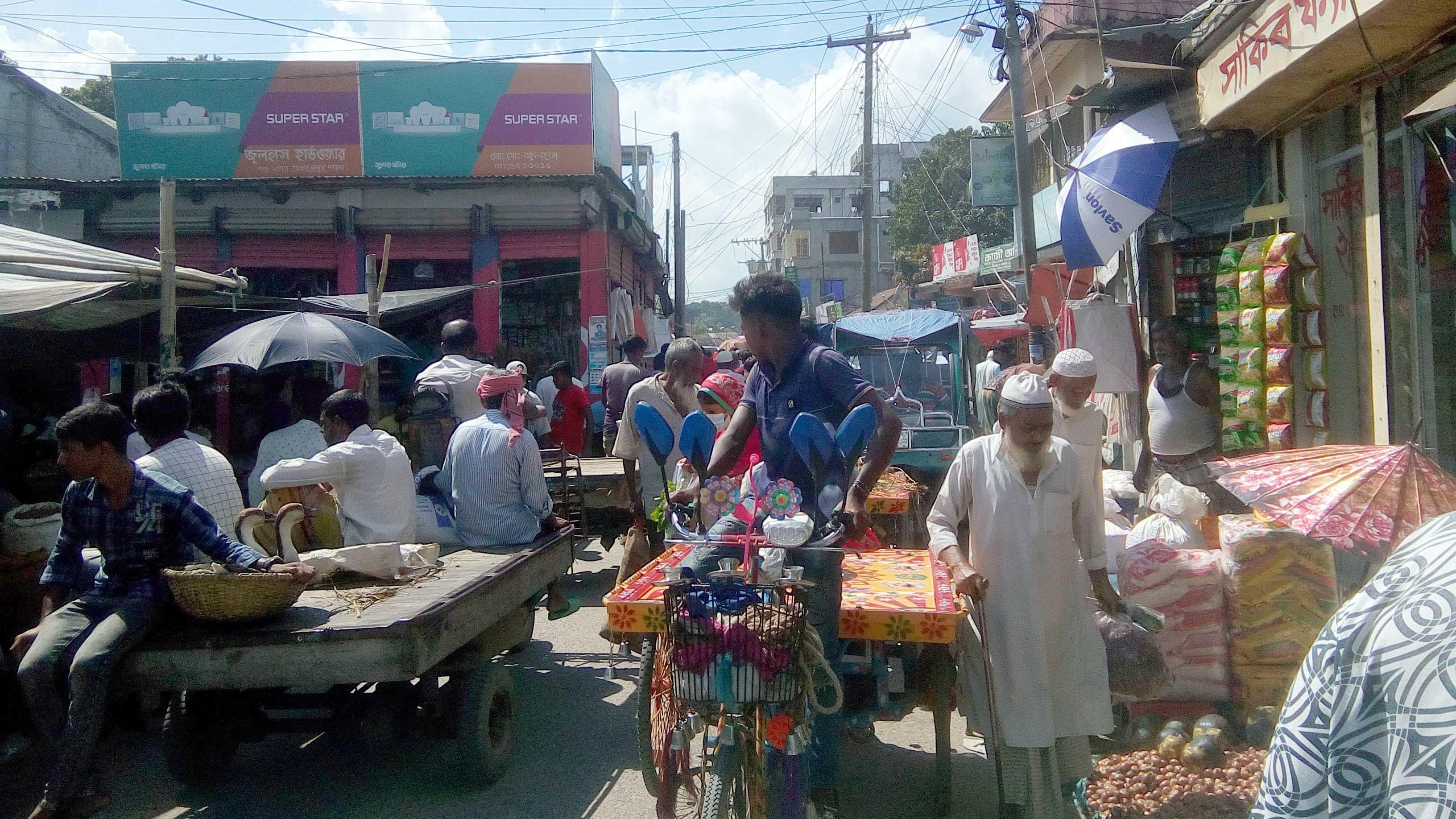 সড়কের ওপর হাট, ভোগান্তিতে জনসাধারণ