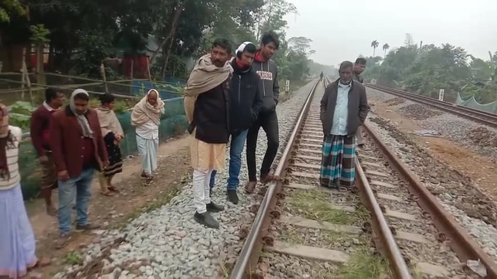 ‘পর্যটক এক্সপ্রেস’ ট্রেনের ধাক্কায় প্রাণ গেল কৃষকের