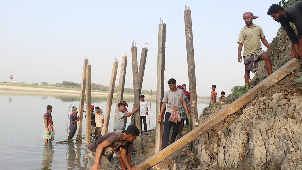 নদীর ভাঙন রোধে গ্রামবাসী দিলেন বেড়িবাঁধ