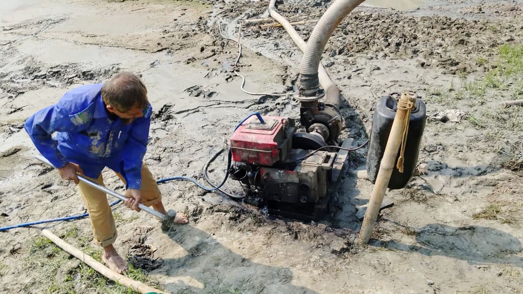 ব্রাহ্মণপাড়ায় অবৈধভাবে মাটি কাটার অভিযোগে ৬টি খননযন্ত্র ধ্বংস