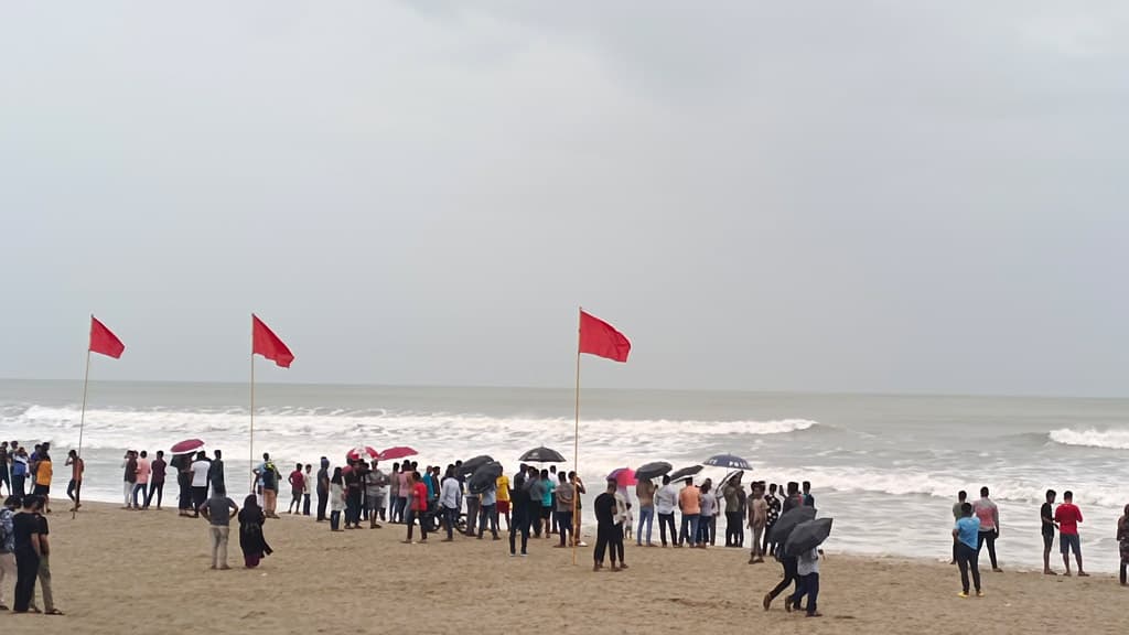 মধ্যরাতে আঘাত হানতে পারে মোখা, কেন্দ্রে গতিবেগ বেড়ে ২০০ কিলোমিটার