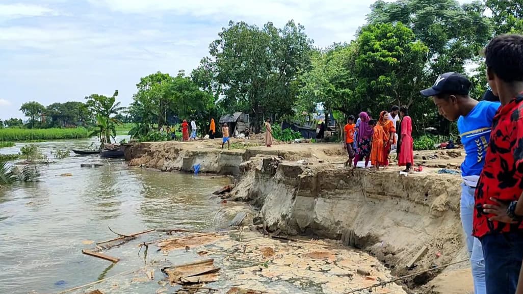 আধা ঘণ্টায় বিলীন ২০ ঘর