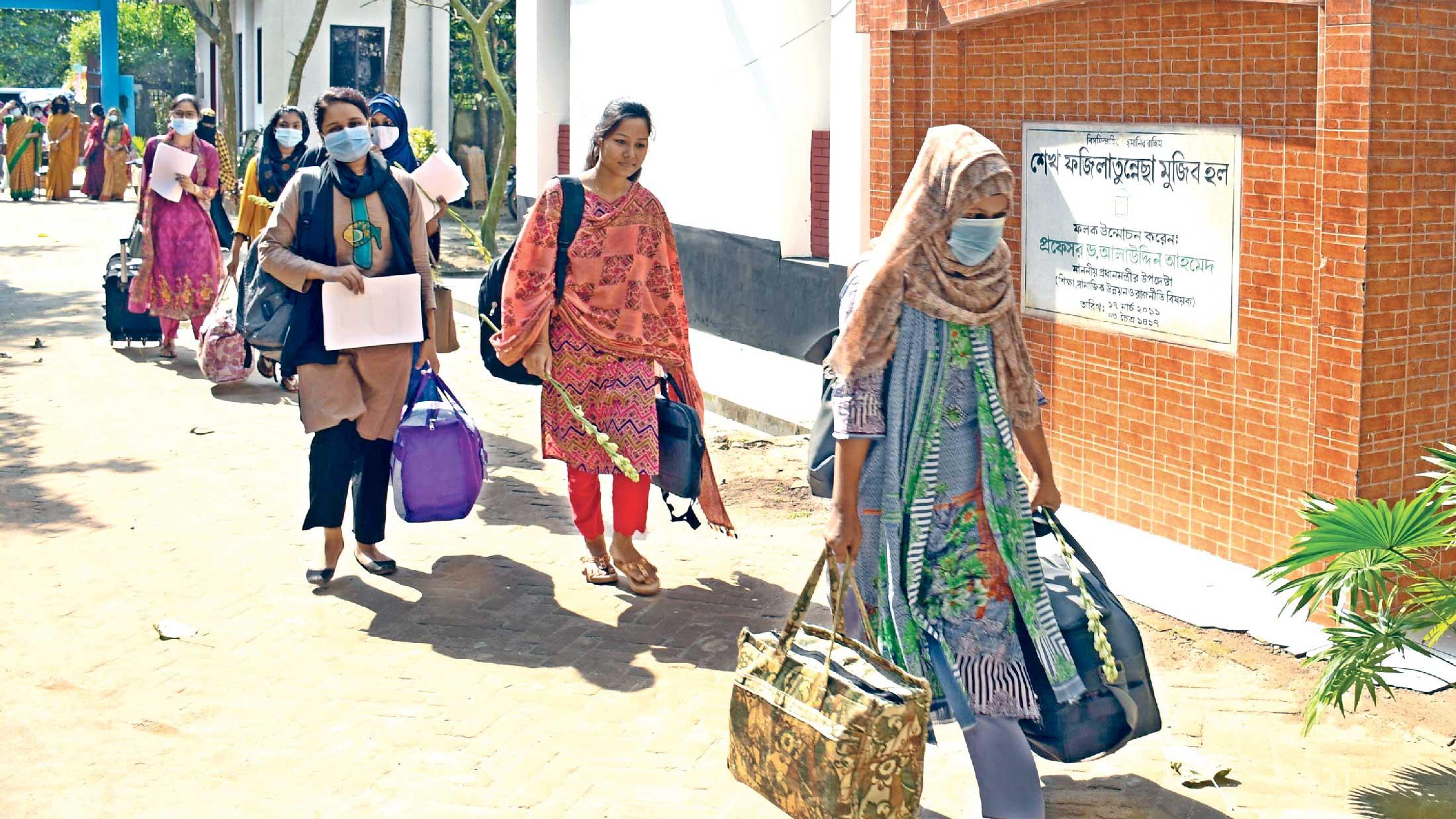 হলে ফিরছেন বেরোবির আবাসিক শিক্ষার্থীরা