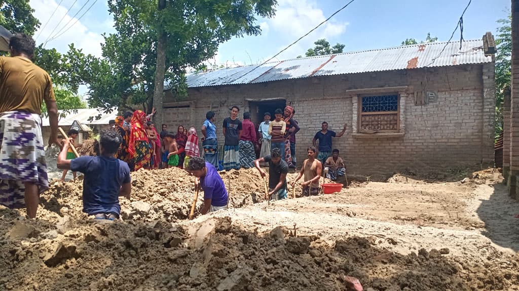 চুরি ঠেকাতে বাড়ির উঠানেই ৬ জনের দাফন