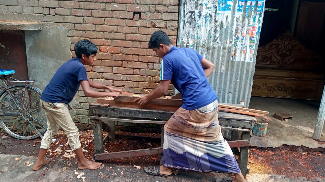 করোনায় স্কুলছাত্র এখন কাঠ মিস্ত্রির সহযোগী