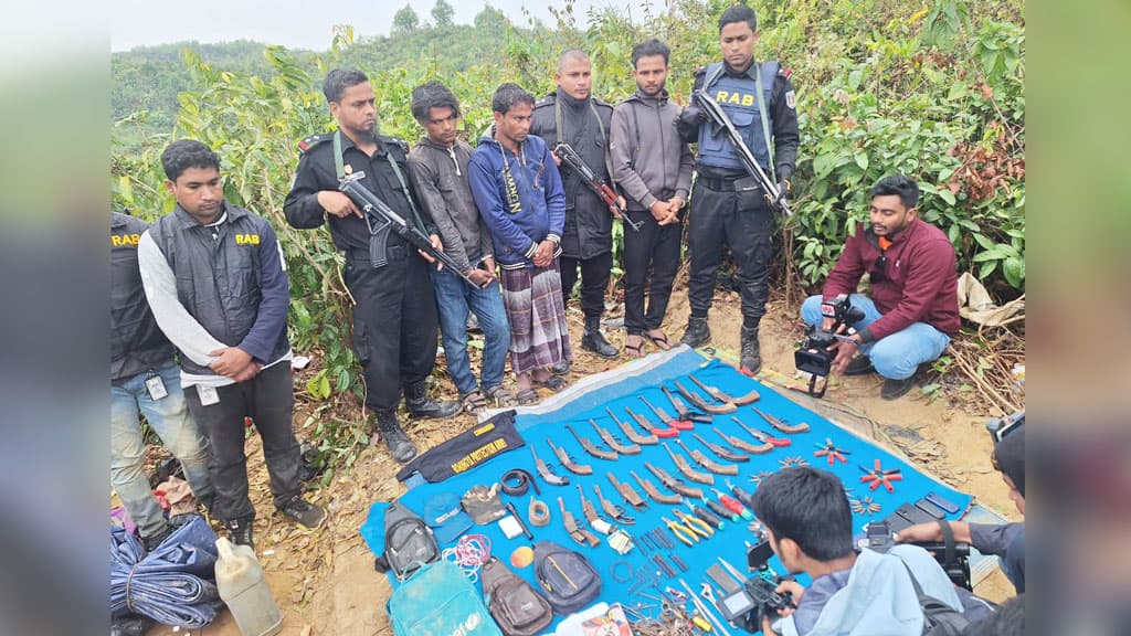 গহিন পাহাড়ে মিলল অস্ত্র ও গোলাবারুদ, আরসার ৩ সদস্য গ্রেপ্তার 