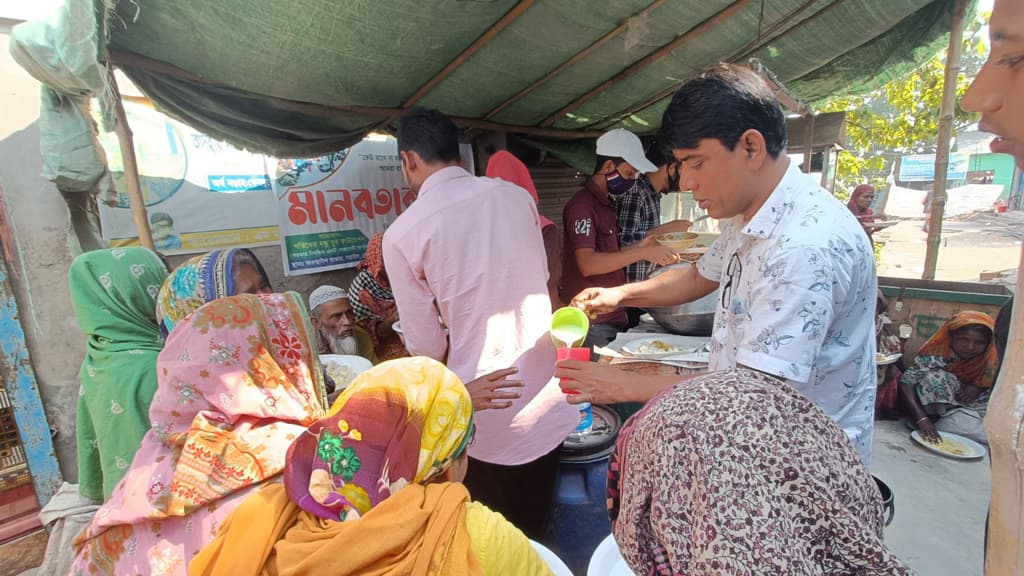 ‘আপনেরা আমরারে মাংস-দই দিয়া খাওয়াইলেন, অনেক খুশি হইলাম’