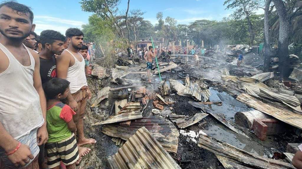 বাঁশখালীতে অগ্নিকাণ্ডে পুড়ে গেছে ৬৫ বসতঘর 