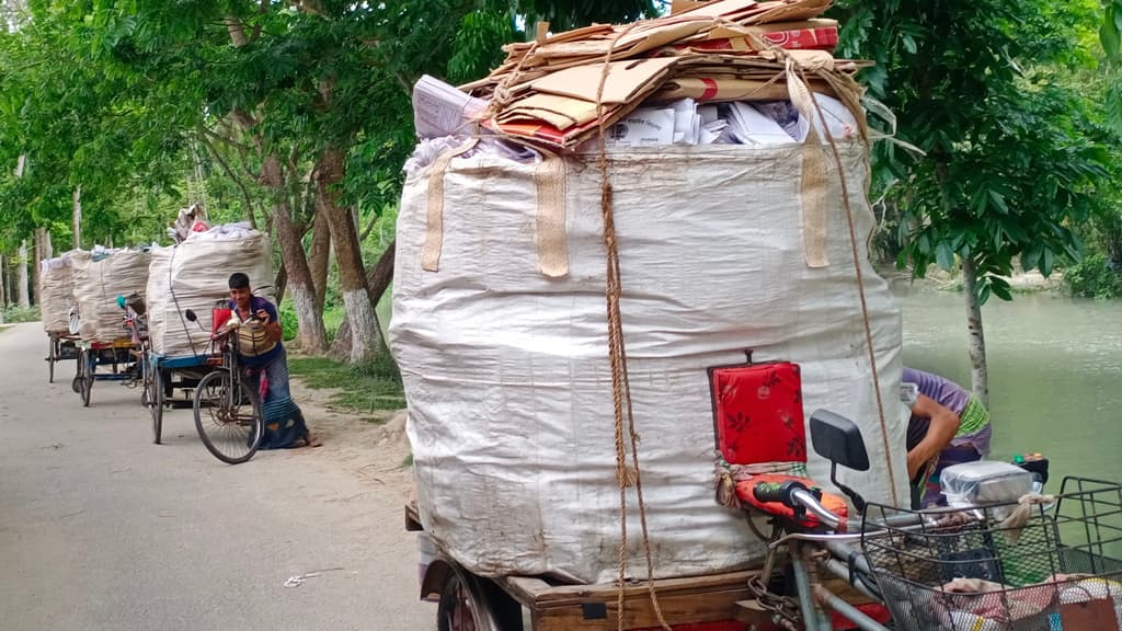 কাউখালীতে সরকারি বইসহ ৫টি ভ্যানগাড়ি জব্দ