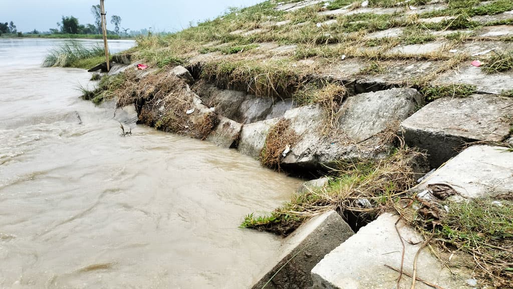 শেখ হাসিনা সেতু রক্ষা বাঁধের ৪০ মিটার ধস, ভাঙনের ঝুঁকিতে সড়ক