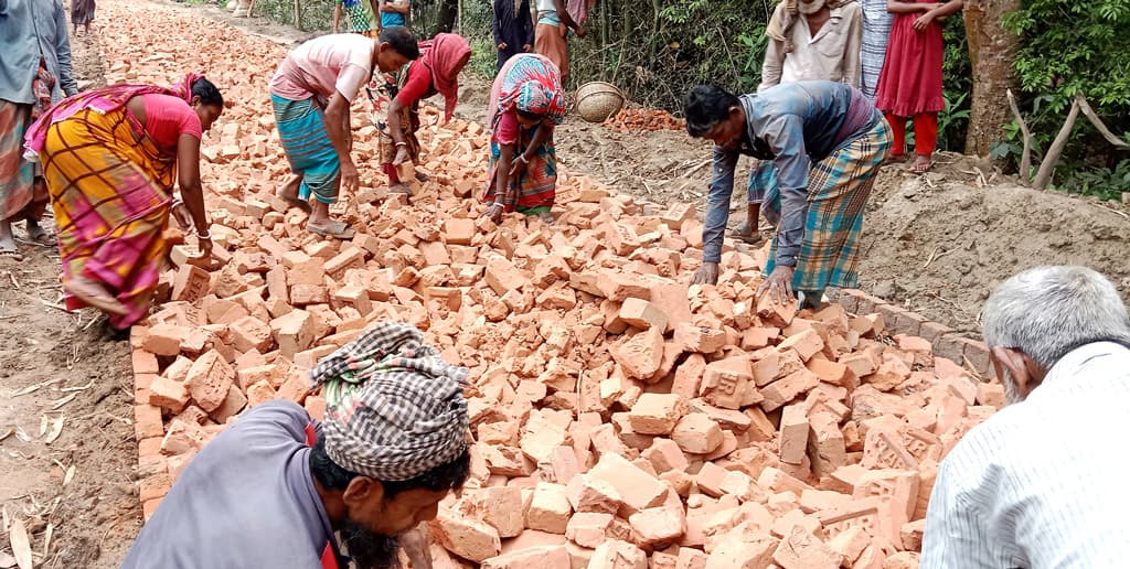 মহম্মদপুরে সড়ক নির্মাণে নিম্নমানের ইট, এলাকাবাসীর বাধায় কাজ বন্ধ