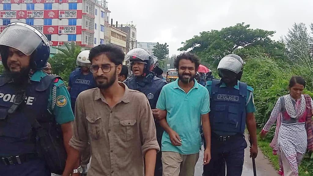 ববিতে পুলিশি বাধায় সংহতি সমাবেশ পণ্ড, ১২ শিক্ষার্থীকে আটক