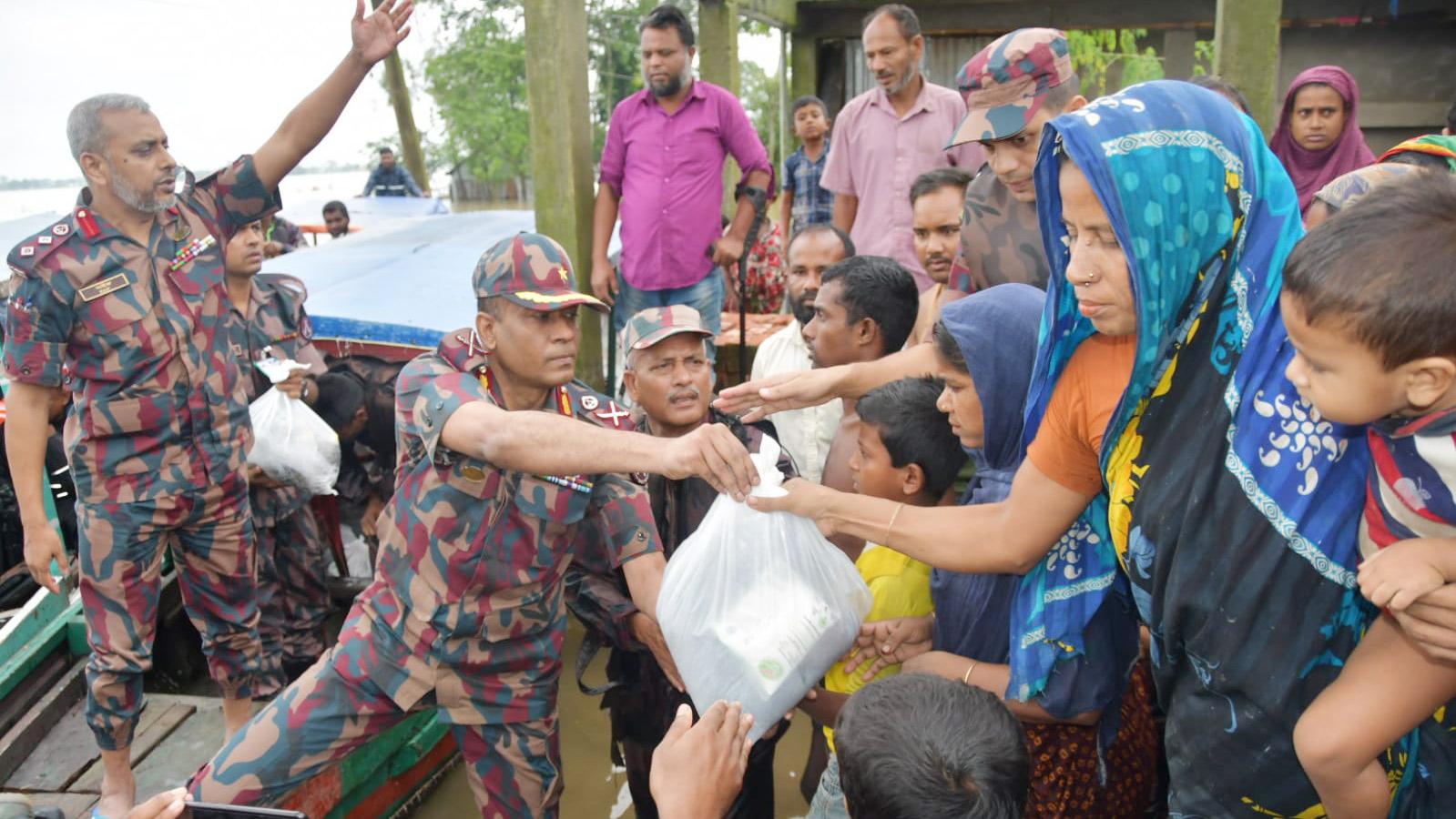 বানভাসি মানুষের পাশে বিজিবি