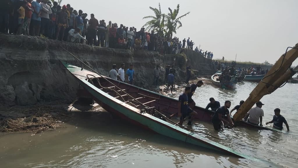 বাল্কহেডের ধাক্কায় ডুবে যাওয়া ট্রলার উদ্ধার, এখনো নিখোঁজ ২ 