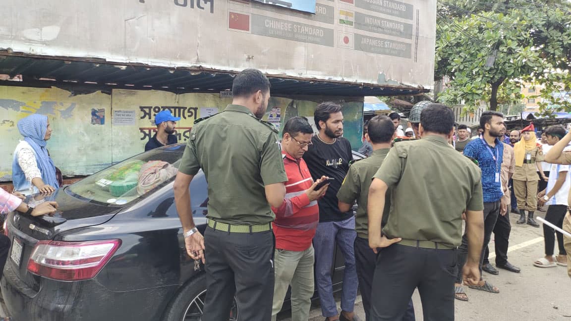 নগদ টাকা–স্বর্ণালংকারসহ বরিশালে গণপূর্তের প্রকৌশলী আটক